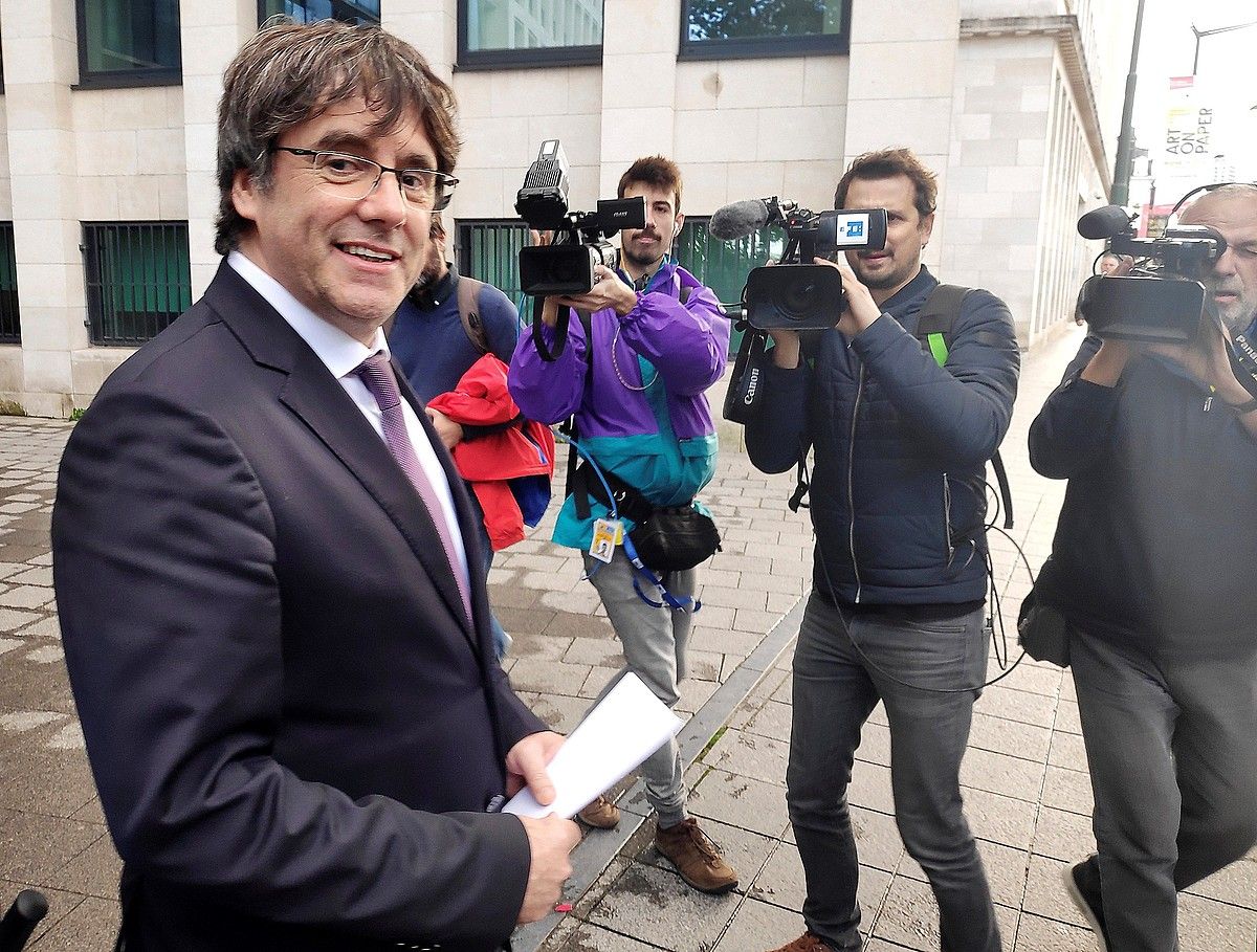 Carles Puigdemont Kataluniako presidente kargugabetua, atzo, Bruselan, epailearen aurretik pasatu ostean. JAVIER ALBISU / EFE.