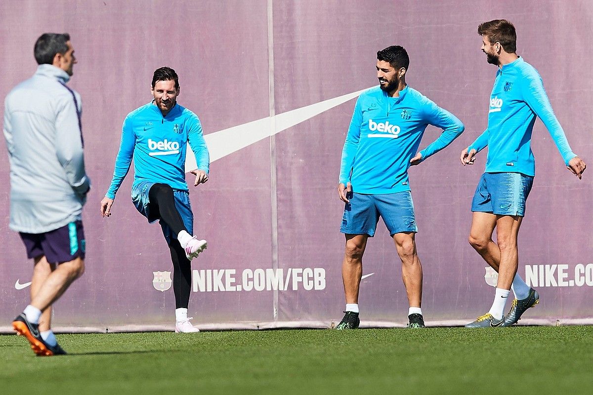 Ernesto Valverde, Lionel Messi, Luis Suarez eta Gerard Pique, Bartzelonaren entrenamendu batean. ALEJANDRO GARCIA / EFE.