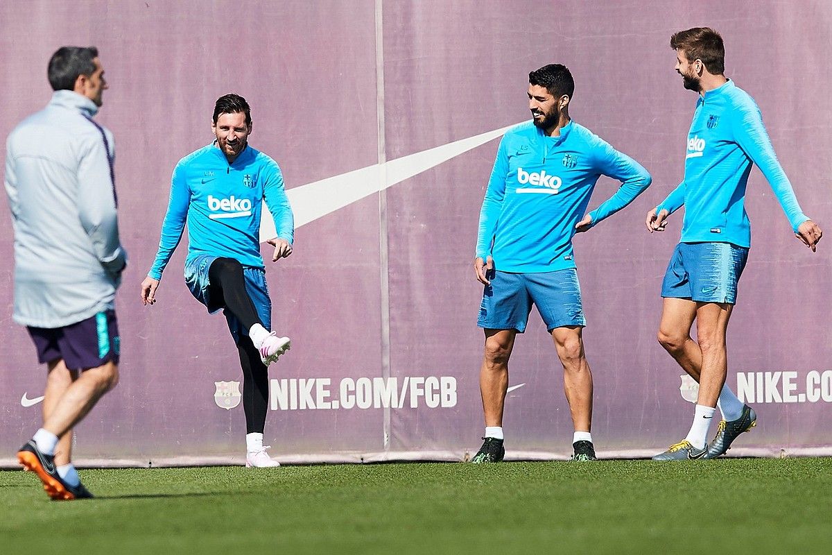 Ernesto Valverde, Lionel Messi, Luis Suarez eta Gerard Pique, Bartzelonaren entrenamendu batean. ALEJANDRO GARCIA / EFE. Ernesto Valverde, Lionel Messi, Luis Suarez eta Gerard Pique, Bartzelonaren entrenamendu batean. ALEJANDRO GARCIA / EFE.