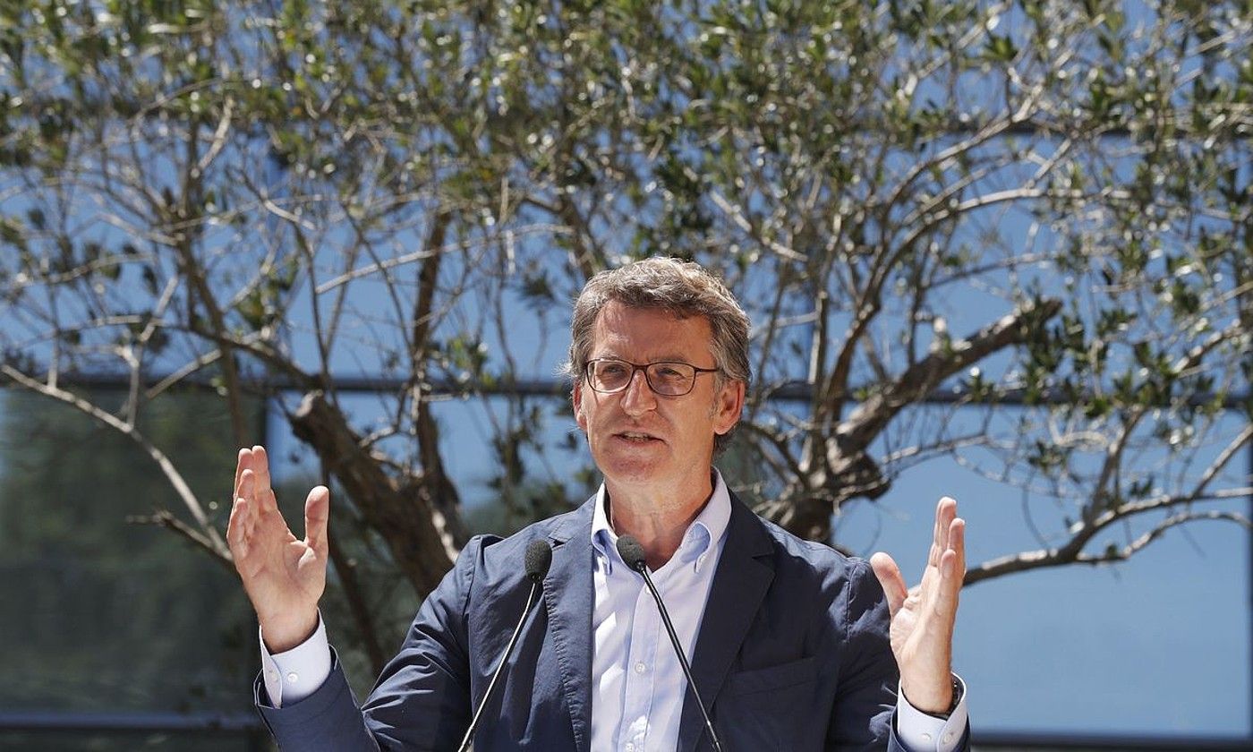 Galiziako Alderdi Popularreko Alberto Nuñez Feijoo, atzo, emaitzak ospatzen. LAVANDEIRA JR / EFE. Galiziako Alderdi Popularreko Alberto Nuñez Feijoo, atzo, emaitzak ospatzen. LAVANDEIRA JR / EFE.