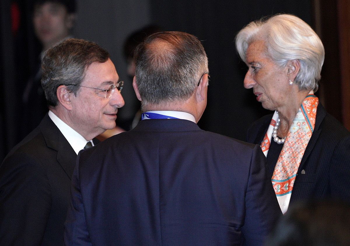 Mario Draghi eta Christine Lagarde, joan den ekainean. EUGENE HOSHIKO / EFE.