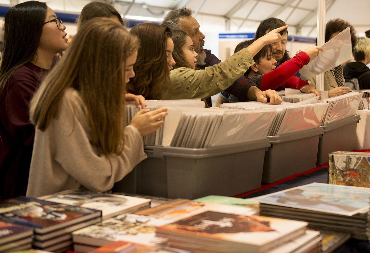 Askotariko gaiak eta formatuak lantzen dituzten komiki zahar eta berriak topa daitezke Getxoko Komiki Azokan. RAUL BOGAJO/FOKU.