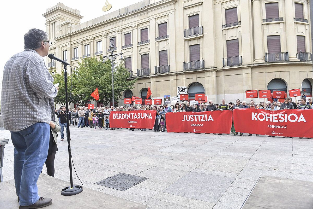 Nafarroako Gobernuaren egoitza aurrean atzo egin zuten elkarretaratzea. IDOIA ZABALETA/ FOKU. Nafarroako Gobernuaren egoitza aurrean atzo egin zuten elkarretaratzea. IDOIA ZABALETA/ FOKU.