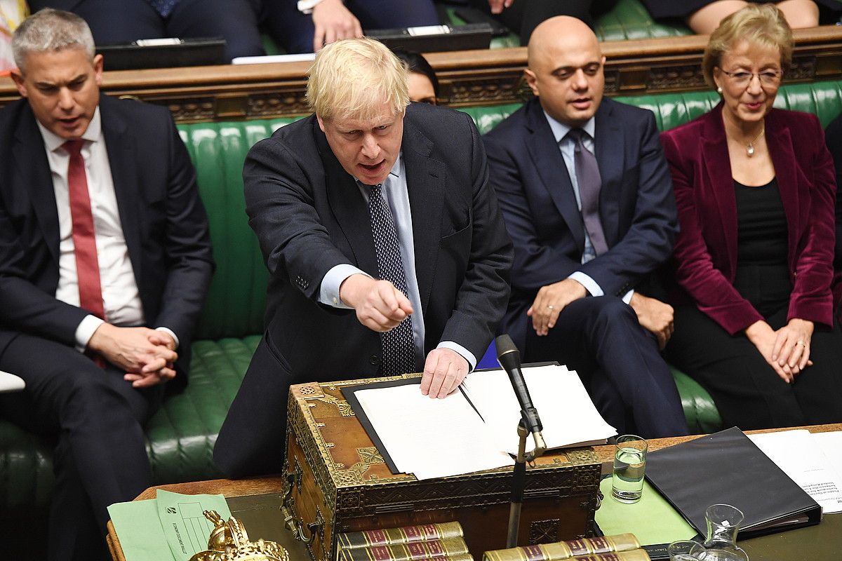 Erresuma Batuko lehen ministro Boris Johnson, Komunen Gaberan eginiko eztabaidan, atzo. JESSICA TAYLOR / EFE. Erresuma Batuko lehen ministro Boris Johnson, Komunen Gaberan eginiko eztabaidan, atzo. JESSICA TAYLOR / EFE.
