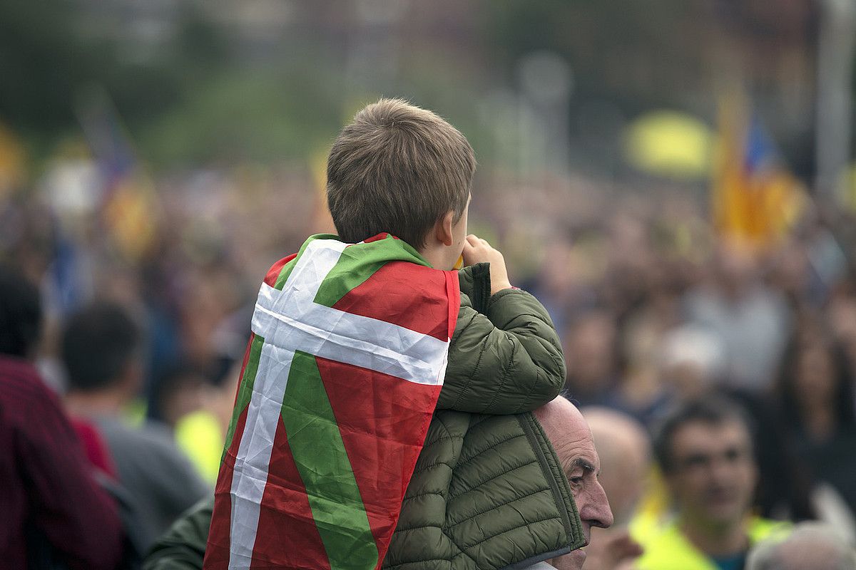 Jendetza elkartu zuen manifestazioak, eta esteladak eta xingola horiak eraman zituzten parte hartzaile askok. JAVIER ETXEZARRETA / EFE.