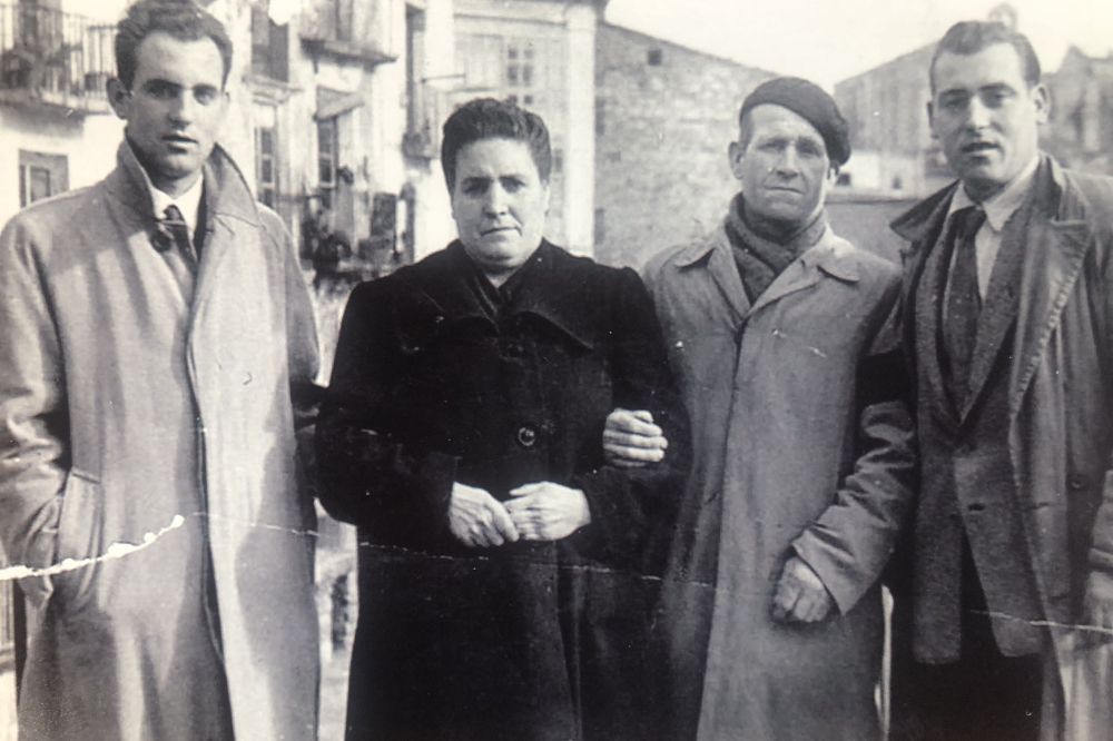 Jose Torrecilla, ezkerrean, bere familiarekin: Felicitas eta Severino, aita eta ama, eta eskubian Arcadio anaia. Jose Torrecilla, ezkerrean, bere familiarekin: Felicitas eta Severino, aita eta ama, eta eskubian Arcadio anaia.
