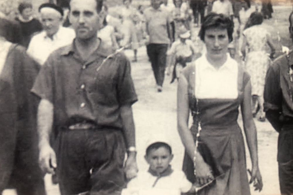 Jose Torrecilla bere emazte, Benilde Illanesekin, eta bere seme Juan Ramonekin. Jose Torrecilla bere emazte, Benilde Illanesekin, eta bere seme Juan Ramonekin.