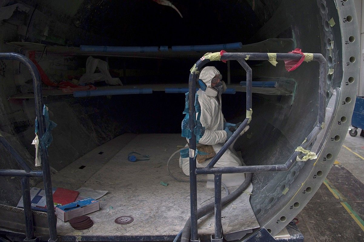 Langile bat lanean, Siemens Gamesak Agoitzen duen lantegian. IÑAKI PORTO / EFE.