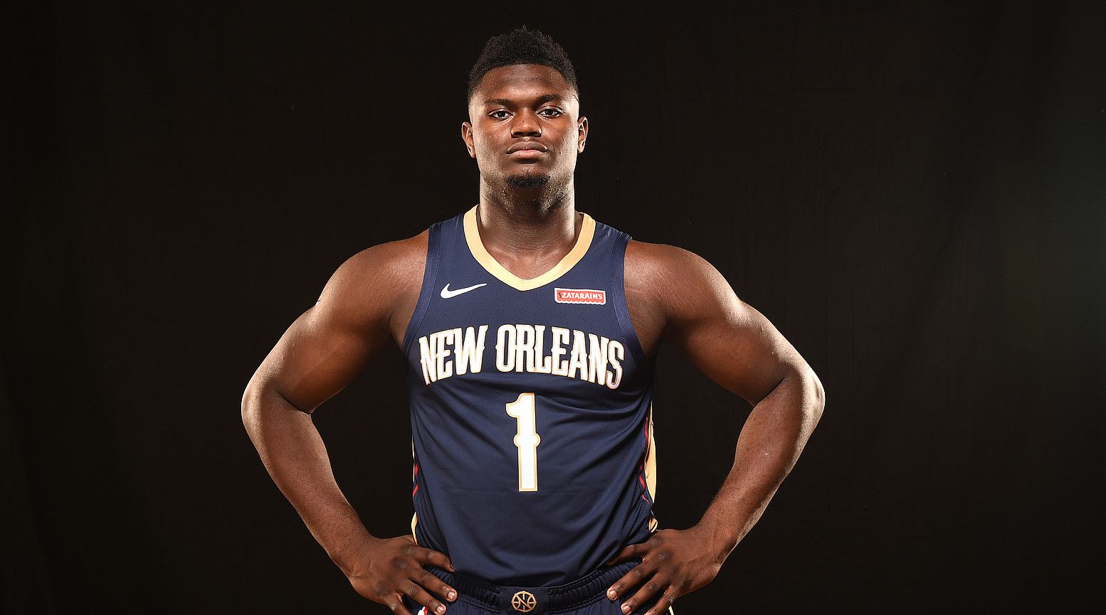 Zion Williamson New Orleans Pelicanseko elastikoarekin. Zatarain's da babesle nagusia. BERRIA.