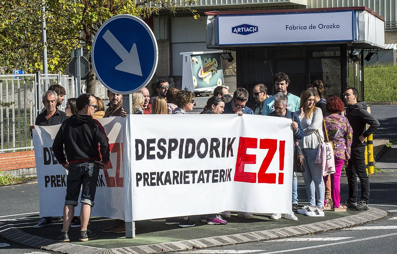 Dozenaka langile batu ziren, atzo, Artiachen lantegiaren parean. MARISOL RAMIREZ / FOKU.