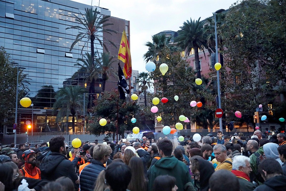 Kataluniako Barne Kontseilaritzaren aurrean eginiko protesta, atzo, Bartzelonan. TONI ALBIR / EFE.