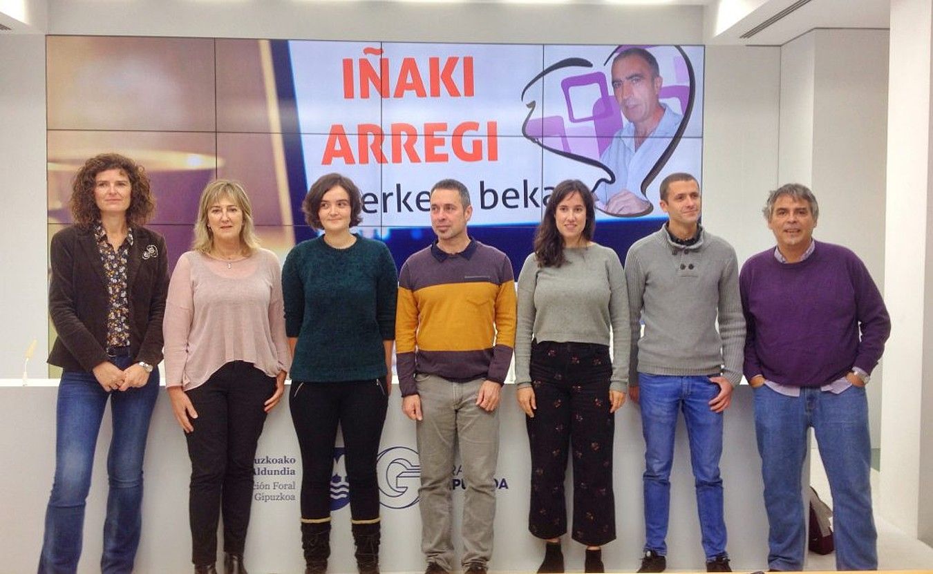 Bekaren onuradunak eta antolatzaileak, Donostian, atzo. UEMA. Bekaren onuradunak eta antolatzaileak, Donostian, atzo. UEMA.