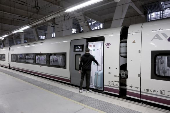 Talgok Renferi saldu zion tren bat, Galiziako geltoki batean. SALVADOR SAS / EFE Talgok Renferi saldu zion tren bat, Galiziako geltoki batean. SALVADOR SAS / EFE