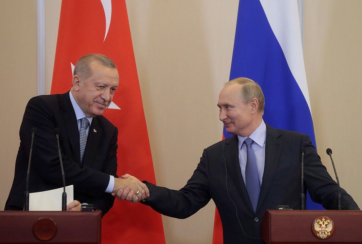 Erdogan Turkiako presidentea eta Putin Errusiakoa, atzo, Sotxin, bileraren ostean. SERGEI CHIRIKOV / POOL / EFE. Erdogan Turkiako presidentea eta Putin Errusiakoa, atzo, Sotxin, bileraren ostean. SERGEI CHIRIKOV / POOL / EFE.