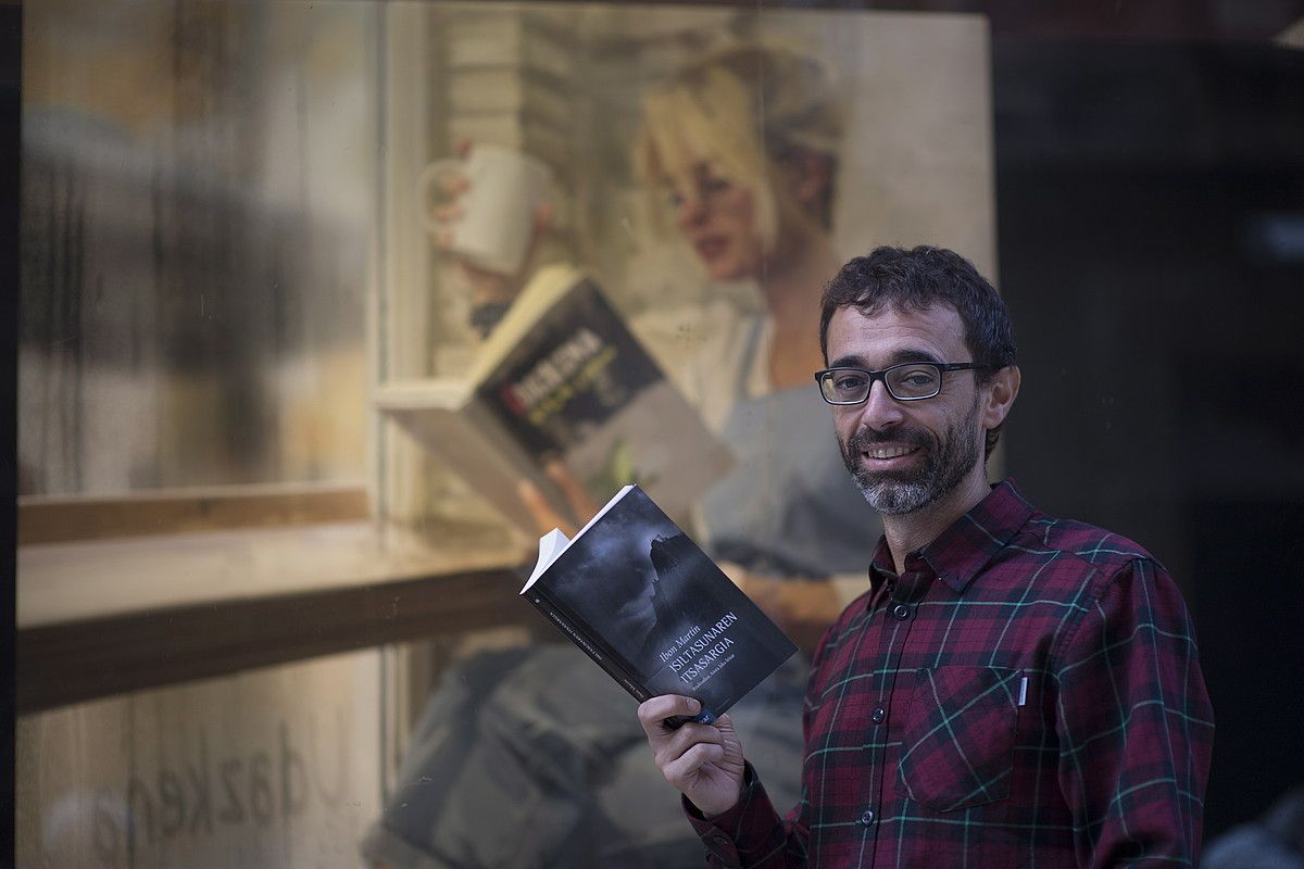 Ibon Martin idazlea, Isiltasunaren itsasargia liburua aurkeztu berritan, Donostian. JUAN CARLOS RUIZ / FOKU. Ibon Martin idazlea, Isiltasunaren itsasargia liburua aurkeztu berritan, Donostian. JUAN CARLOS RUIZ / FOKU.