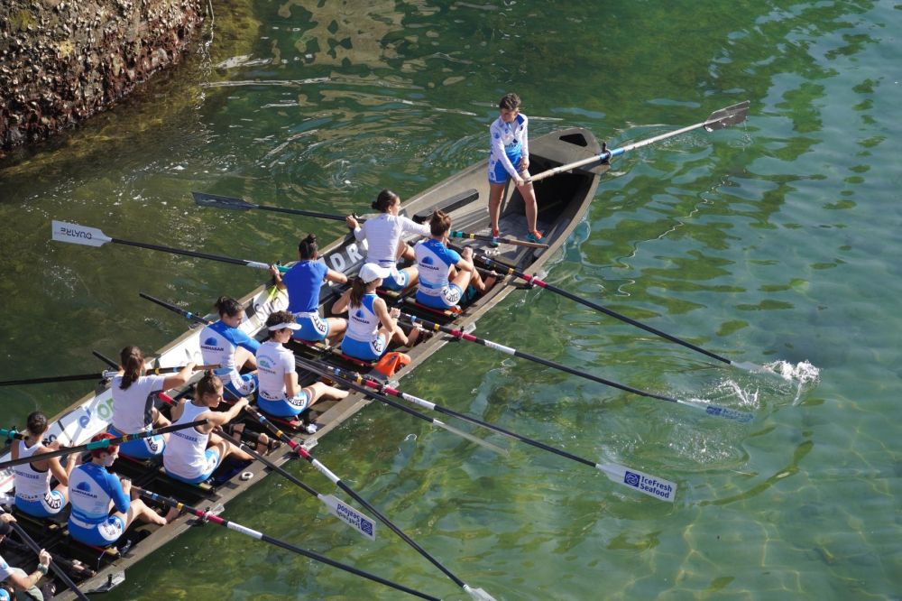 Donostiarrako arraunlariak lehen paladak ematen atzoko prestaketan. G. ARANBURU / FOKU Donostiarrako arraunlariak lehen paladak ematen atzoko prestaketan. G. ARANBURU / FOKU