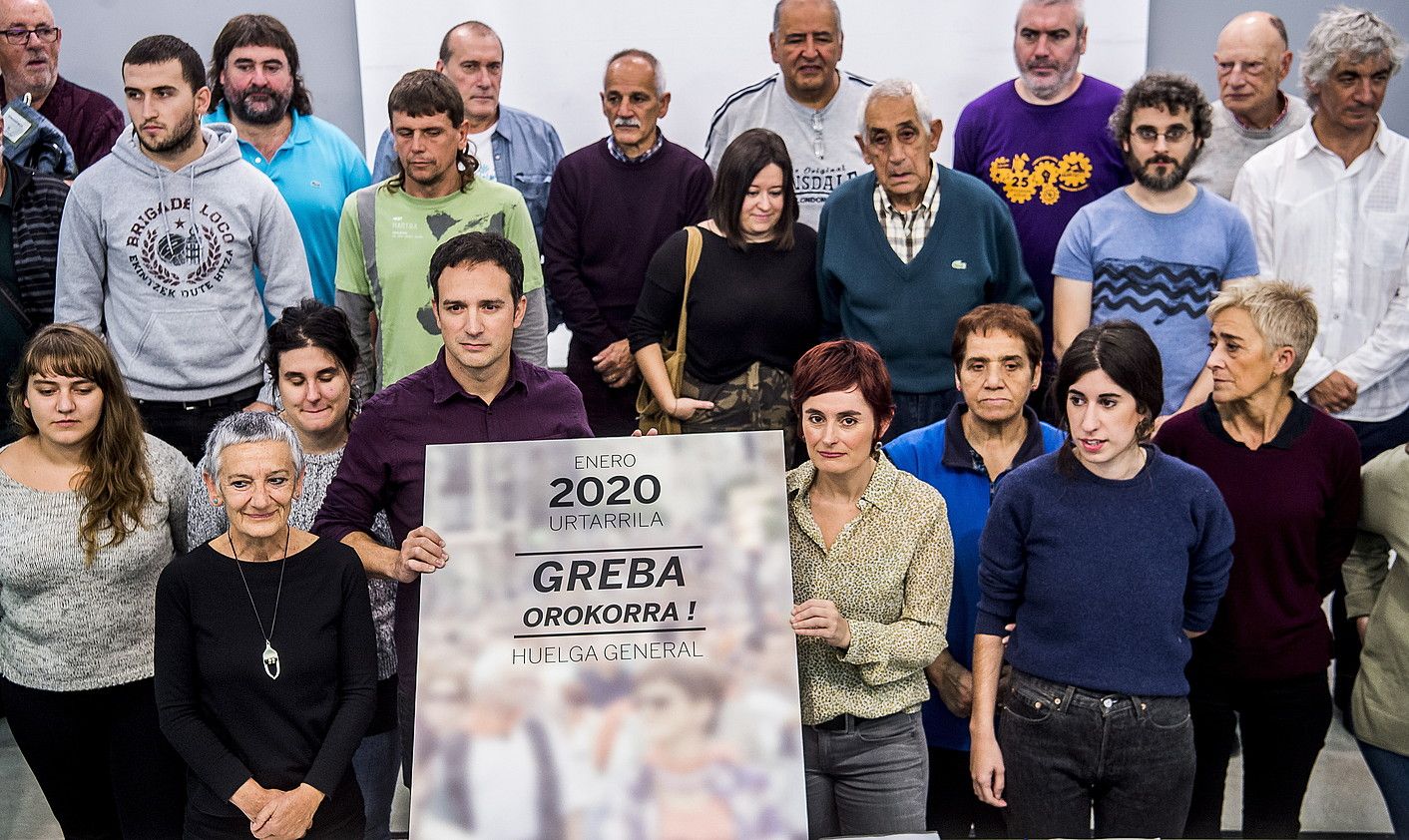 Euskal Herriko Eskubide Sozialen Gutuna osatzen duten sindikatu eta eragile sozialetako ordezkariak, atzo, greba orokorrerako deialdia egiten. LUIS JAUREGIALTZO / FOKU. Euskal Herriko Eskubide Sozialen Gutuna osatzen duten sindikatu eta eragile sozialetako ordezkariak, atzo, greba orokorrerako deialdia egiten. LUIS JAUREGIALTZO / FOKU.