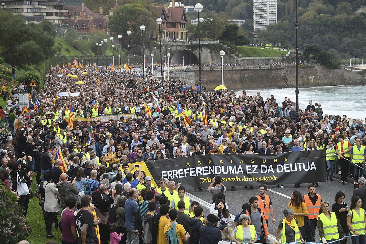 Erreferendumaren defentsan Gure Esku-k deituta Donostian egindako manifestazioa. JON URBE / FOKU.