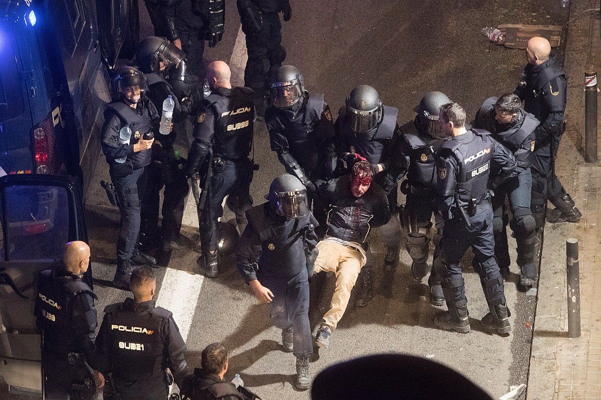Espainiako Polizia odoletan dagoen manifestari bat atxilotzen, aurreko asteko protestetan, Bartzelonan. MARTA PEREZ / EFE.
