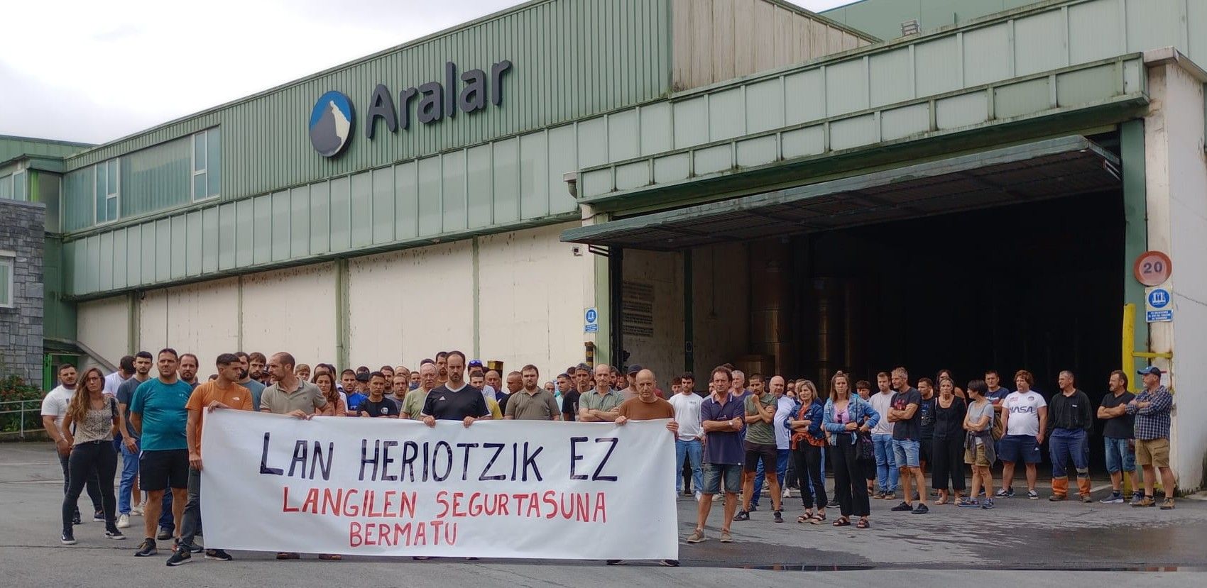 Aralar paper fabrikako langileak, lan heriotza bat salatzen, joan den ostiralean. LAB