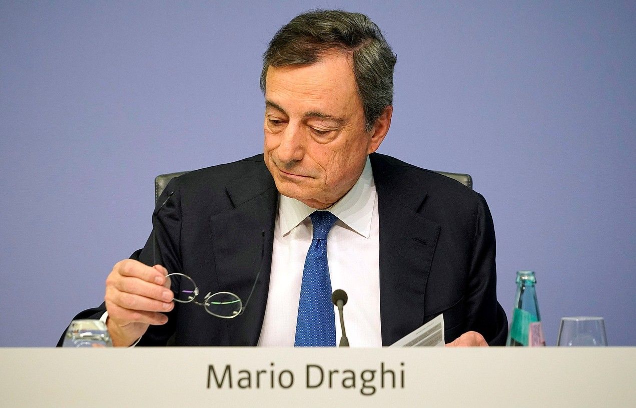 Mario Draghi, atzo, Europako Banku Zentraleko presidente gisa egindako azken agerraldian. RONALD WITTEK / EFE.