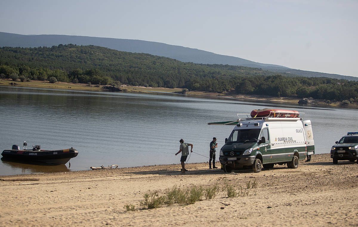 Guardia Zibila bilaketa lanetan, Soriako Cuerda del Pozo urtegian, asteazkenean. WILFREDO GARCIA / EFE