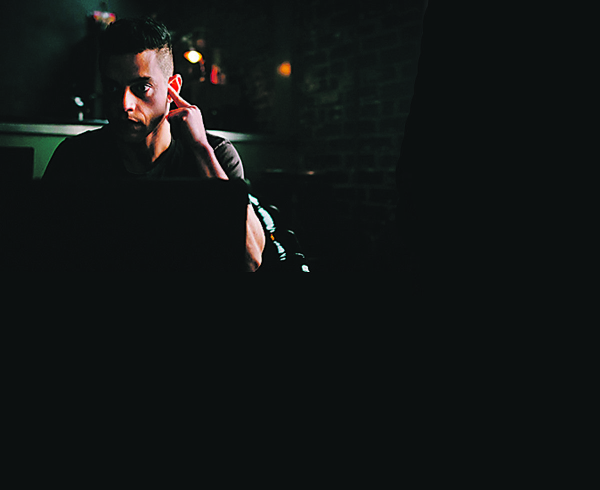Rami Malek aktoreak antzezten du Elliot Alderson protagonista. USA NETWORK. Rami Malek aktoreak antzezten du Elliot Alderson protagonista. USA NETWORK.