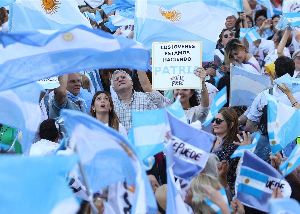 Macriren jarraitzaileak, mitin batean. PABLO VASEK / EFE.