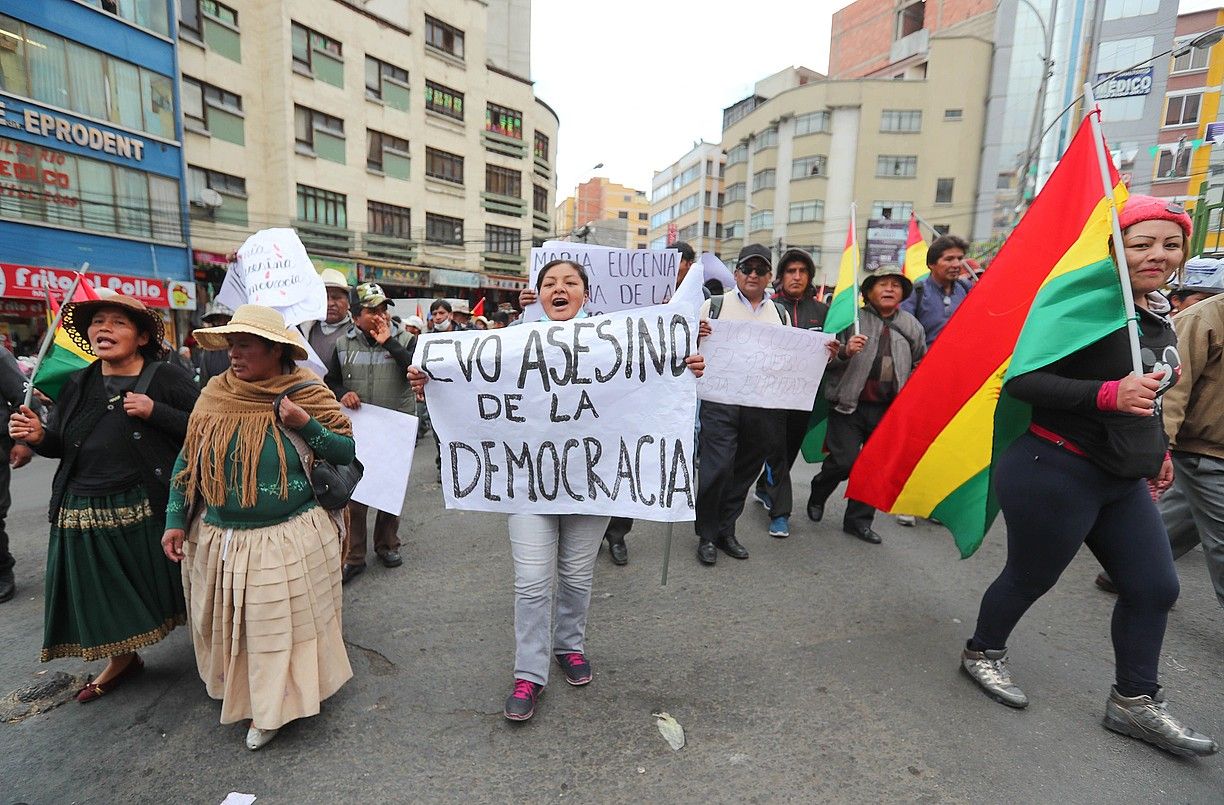 Manifestari batzuk, hauteskundeetan iruzurra izan dela salatzen El Alton (Bolivia), herenegun. MARTIN ALIPAZ / EFE.