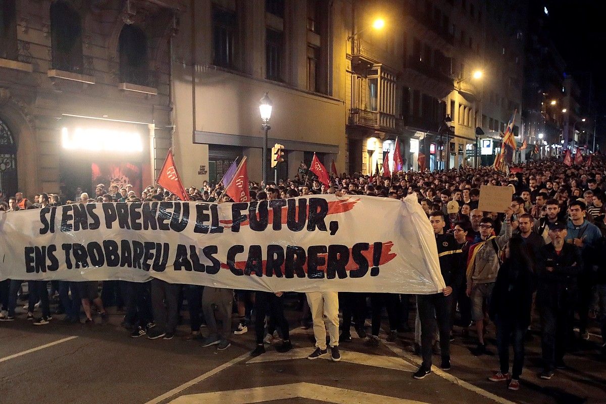 Errepresioaren aurkako manifestazioa, atzo, Bartzelonan. MARTE PEREZ / EFE. Errepresioaren aurkako manifestazioa, atzo, Bartzelonan. MARTE PEREZ / EFE.