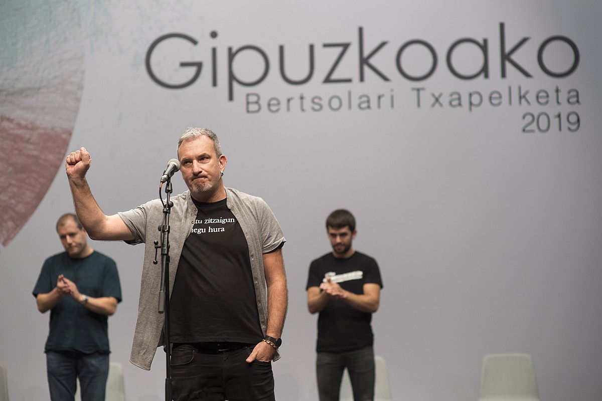 Jon Maia bertsolaria, puntuazioak jakin ostean, Eibarko Koliseo antzokian jokatutako final-laurdeneko saioan, atzo. JUAN CARLOS RUIZ / FOKU. Jon Maia bertsolaria, puntuazioak jakin ostean, Eibarko Koliseo antzokian jokatutako final-laurdeneko saioan, atzo. JUAN CARLOS RUIZ / FOKU.