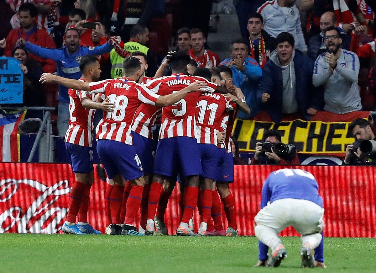 Atletico Madrileko jokalariak Moratak sartutako gola ospatzen, atzean Muniain burumakur ageri dela. JUAN CARLOS HIDALGO / EFE. Atletico Madrileko jokalariak Moratak sartutako gola ospatzen, atzean Muniain burumakur ageri dela. JUAN CARLOS HIDALGO / EFE.