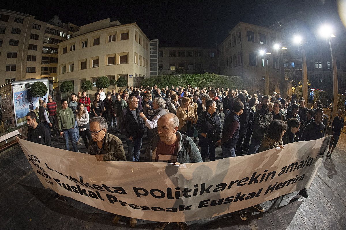 Sarek deitu eta atzo Donostian egindako elkarretaratzea, Jon Enparantzaren kasua salatzeko. JON URBE / FOKU.