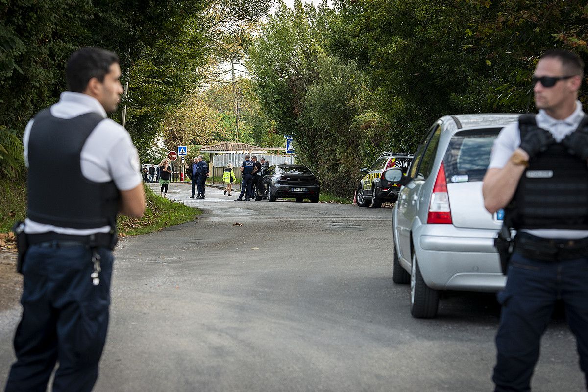 Hiriaren kanpoko aldean dago Baionako meskita. Atentatuaren ondoren ingurua itxi zuen Poliziak. GUILLAUME FAUVEAU. Hiriaren kanpoko aldean dago Baionako meskita. Atentatuaren ondoren ingurua itxi zuen Poliziak. GUILLAUME FAUVEAU.