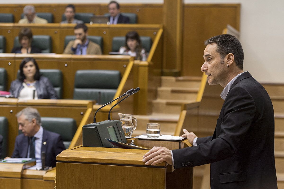 Iker Casanova EH Bilduko ordezkaria eztabaidaren une batean, atzo, Eusko Legebiltzarrean. JUANAN RUIZ / FOKU.