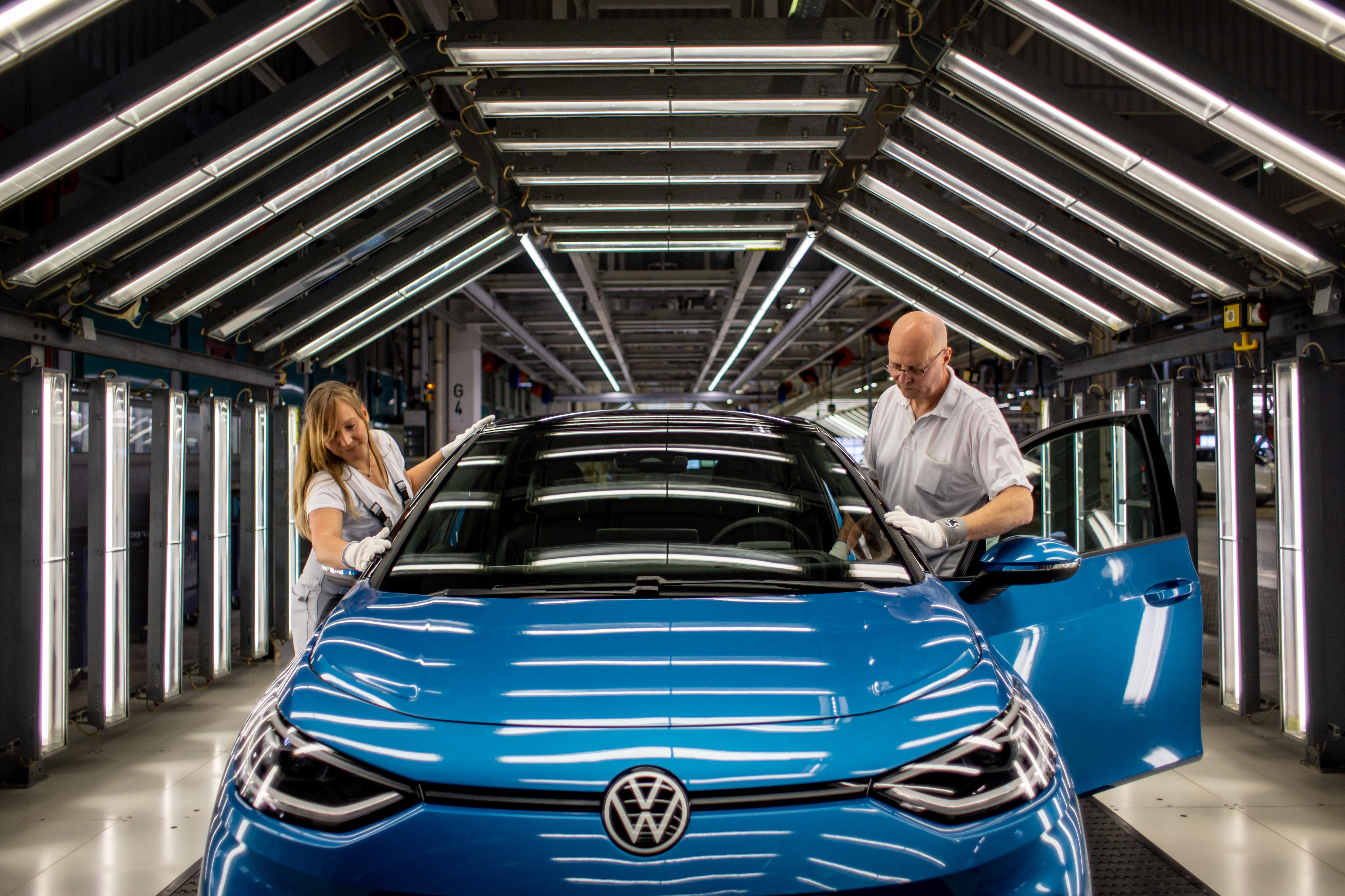 Bi langile VW ID-3 elektriko bat muntatzeko lanetan, Zwickaun (Alemania). MARTIN DIVISEK / EFE