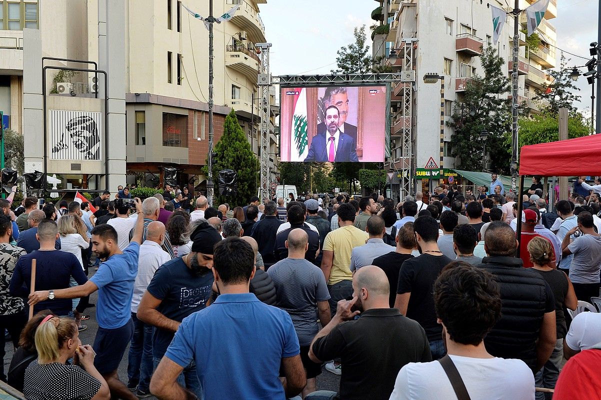 Hariri lehen ministroaren mezua pantailan, atzo, Beiruten. WAEL HAMZEH / EFE.