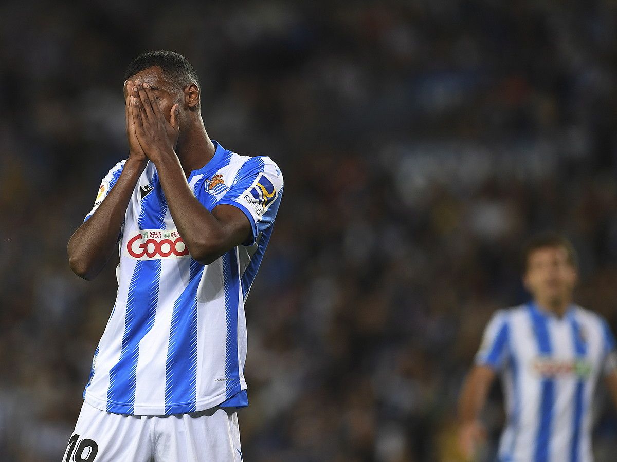 Alexander Isak Realeko aurrelaria aurpegia eskuekin estaltzen, atzoko partidan aukera bat huts egin ondoren. JON URBE / FOKU. Alexander Isak Realeko aurrelaria aurpegia eskuekin estaltzen, atzoko partidan aukera bat huts egin ondoren. JON URBE / FOKU.