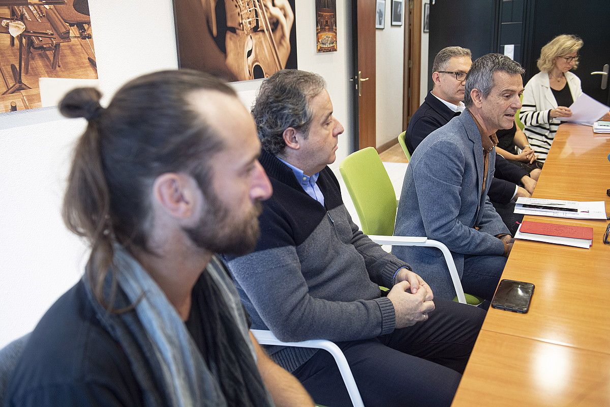 Ezkerretik eskuinera, Jamixel Bereau, Juanjo Mena, Oriol Roch eta Gabriel Erkoreka, atzo, Euskadiko Orkestra Sinfonikoaren egoitzan, Donostian. JON URBE / FOKU.