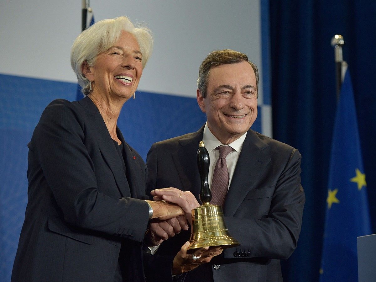 Christine Lagarde EBZko gobernu kontseilua gidatzeko kanpaia jasotzen Mario Draghiren eskutik, iraganen astelehenean, Frankfurten. BERND KAMMERER / EFE. Christine Lagarde EBZko gobernu kontseilua gidatzeko kanpaia jasotzen Mario Draghiren eskutik, iraganen astelehenean, Frankfurten. BERND KAMMERER / EFE.