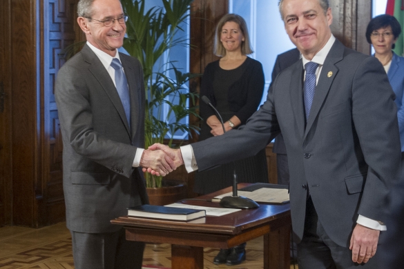Angel Toña eta Iñigo Urkullu lehendakari ohia, 2015eko otsailaren 2an, Gasteizko Ajurianea jauregian, Toñak Lan, Gizarte Politika eta Etxebizitza sailburu kargua zin egin zuenean. Angel Toña eta Iñigo Urkullu lehendakari ohia, 2015eko otsailaren 2an, Gasteizko Ajurianea jauregian, Toñak Lan, Gizarte Politika eta Etxebizitza sailburu kargua zin egin zuenean.