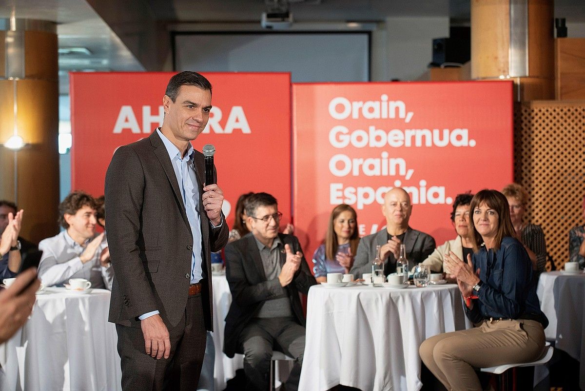Pedro Sanchez, Gasteizen, euskal hautagaiak atzean dituela. ADRIAN RUIZ DE HIERRO / EFE.