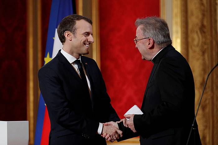 Emmanuel Macron Frantziako presidentea eta Luigi Ventura kardinala, iaz. YOAN VALAT, EFE.
