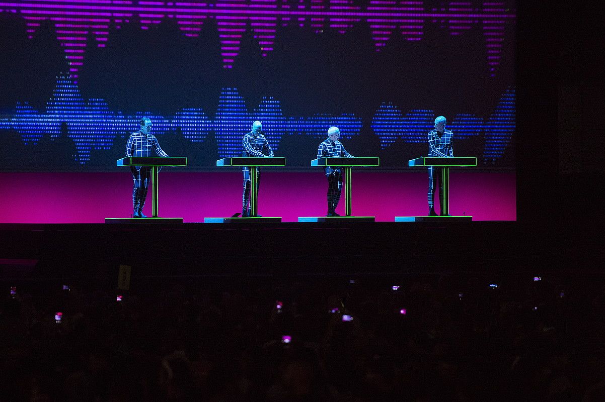 Kraftwerk taldeko kideak, ostiralean, BIME jaialdian emandako kontzertuan. MONIKA DEL VALLE / FOKU.