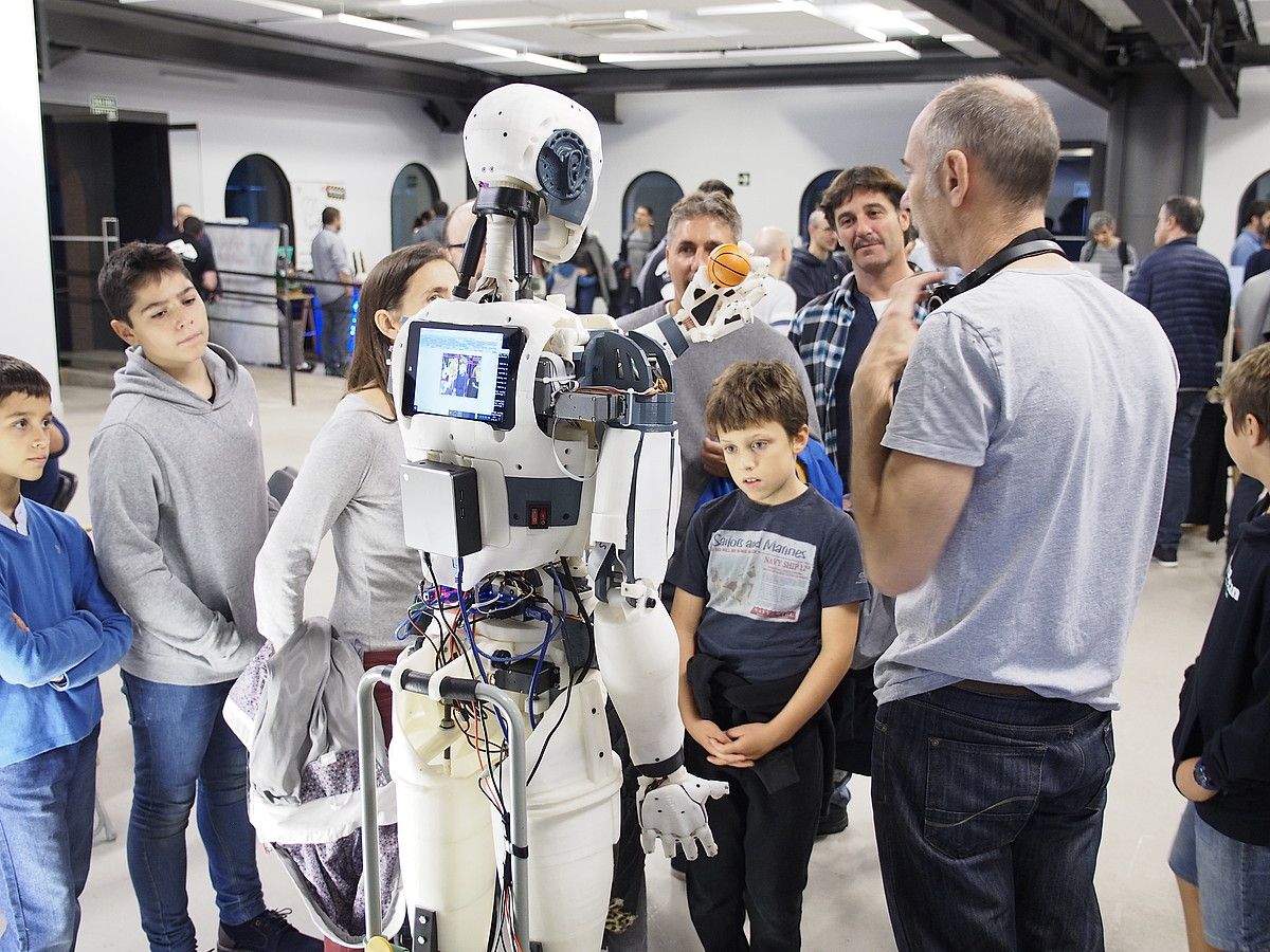 Haurrek robotak eraikitzeko tailerrak egin dituzte Maker Faire Bilbaon. L. M. G.