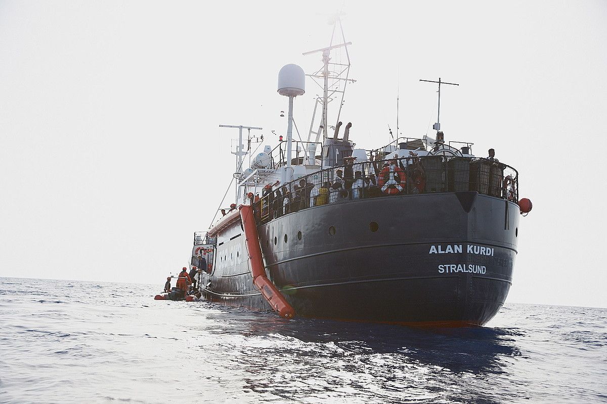 'Alan Kurdi' ontzia Libiako kostaldetik gertu, joan den uztailaren 5ean. FABIAN HEINZ / EFE. 'Alan Kurdi' ontzia Libiako kostaldetik gertu, joan den uztailaren 5ean. FABIAN HEINZ / EFE.