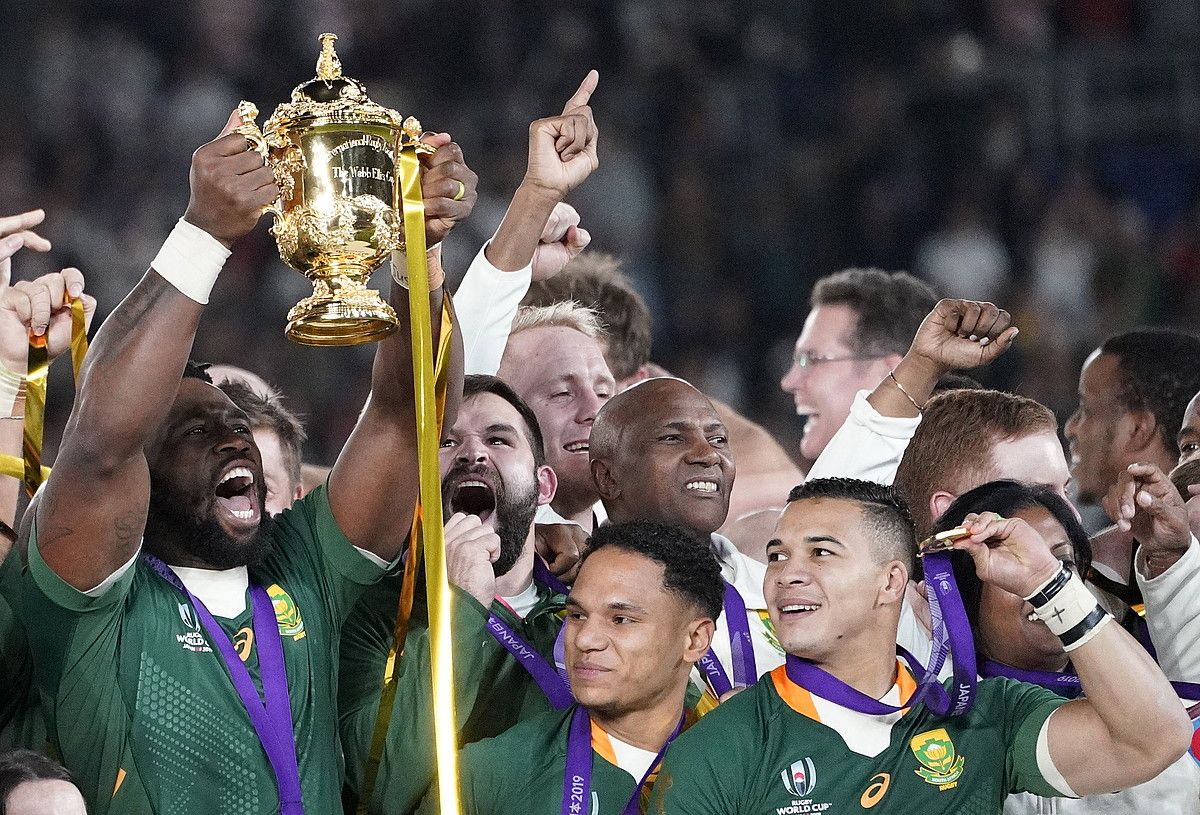 Siya Kolisi Hegoafrikako kapitaina, Webb Ellis koparekin. FRANCK ROBICHON / EFE.