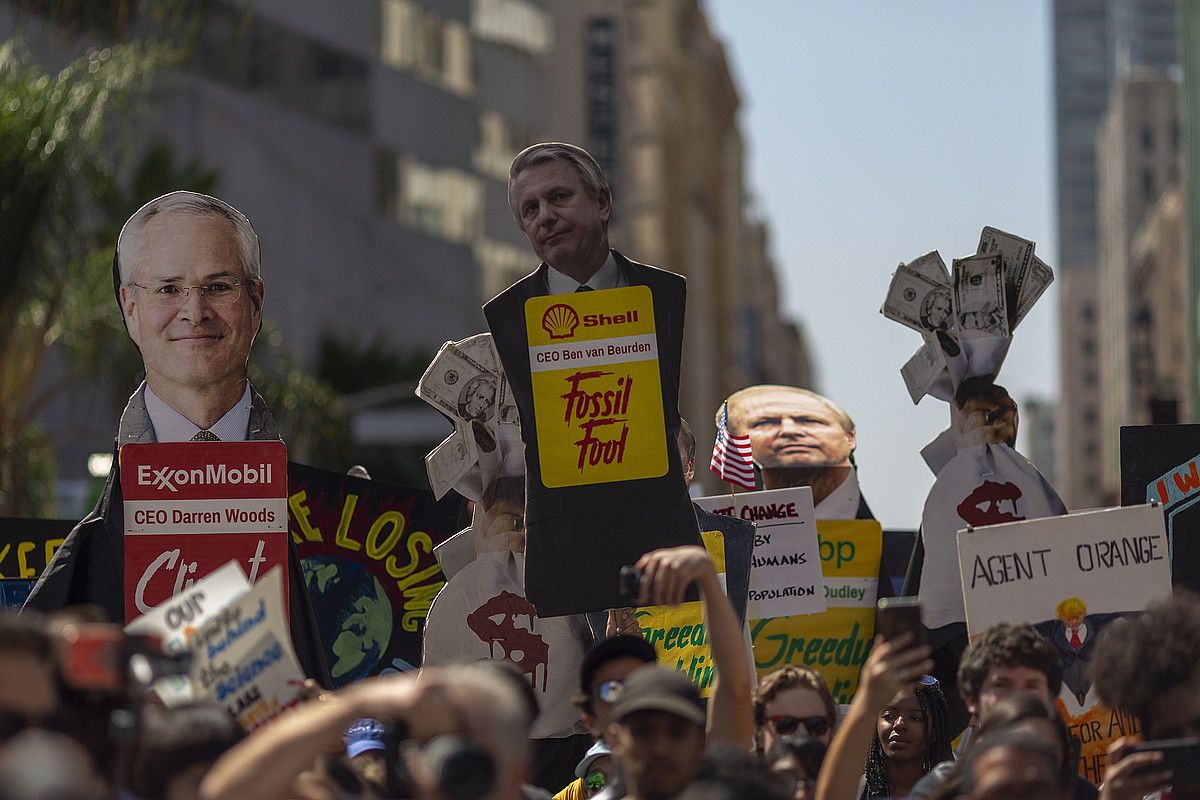 Klima larrialdearen aurkako manifestazioa Los Angelesen (AEB), pasa den irailaren 20an. DAVID MCNEW / EFE. Klima larrialdearen aurkako manifestazioa Los Angelesen (AEB), pasa den irailaren 20an. DAVID MCNEW / EFE.