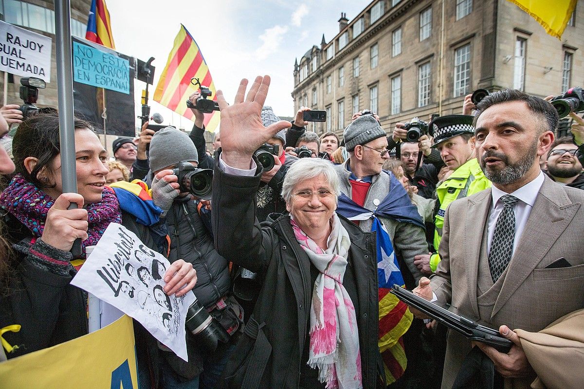 Clara Ponsati, alboan Aamer Anwar bere abokatua duela, iazko martxoaren 28an Edinburgon, aurreko euroaginduagatik deklaratu behar izan zuenean. R. PERRY / EFE.