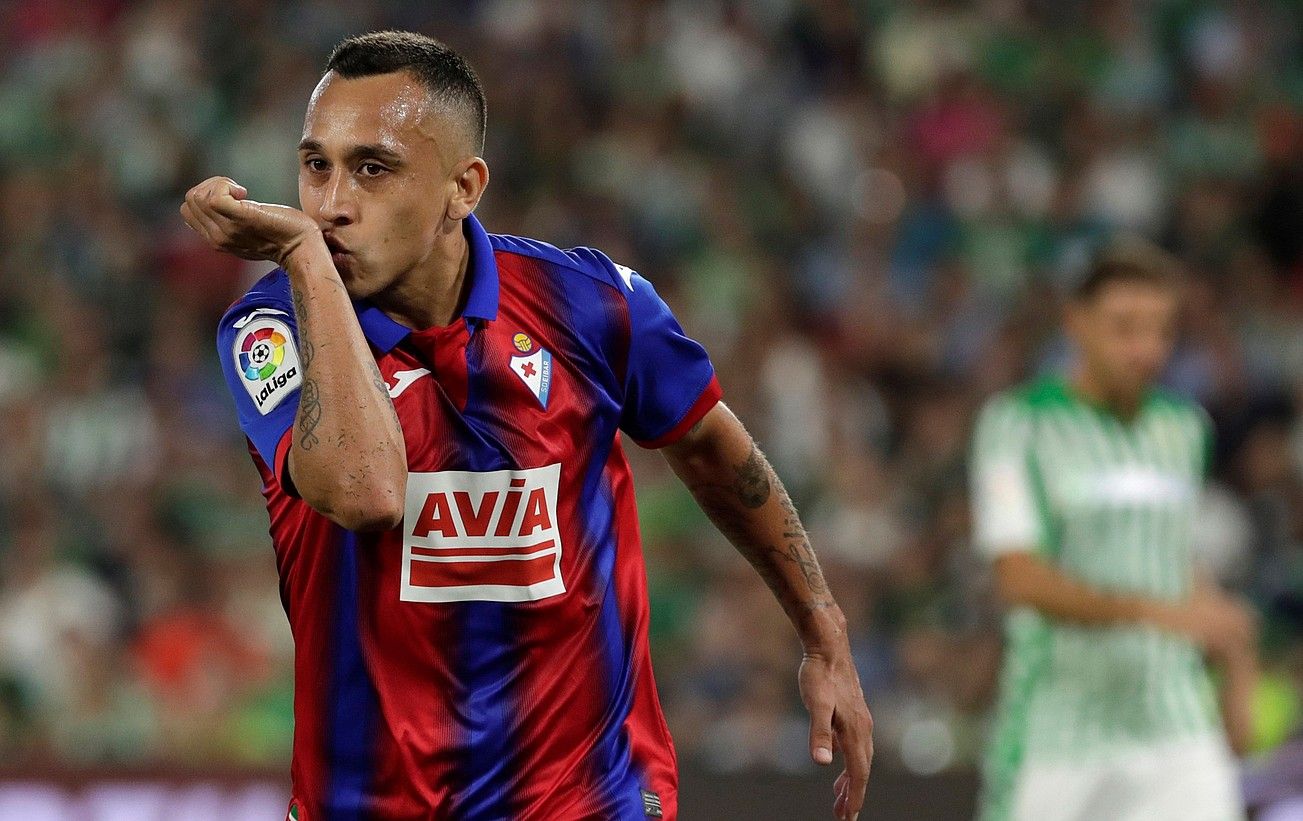 Fabian Orellana, Betisi sartutako gola ospatzen. JULIO MUÑOZ / EFE. Fabian Orellana, Betisi sartutako gola ospatzen. JULIO MUÑOZ / EFE.